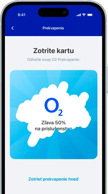 Mobilný telefón s otvorenou O2 aplikáciou a s obrazovkou zobrazujúcou O2 Prekvapenia a zobrazenou kartičkou s prekvapením