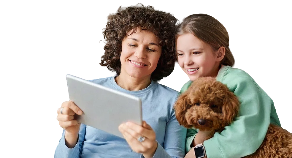 Mama s dcérou a psom pozerajú na tablet