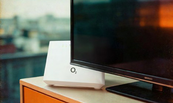 Router za televízorom